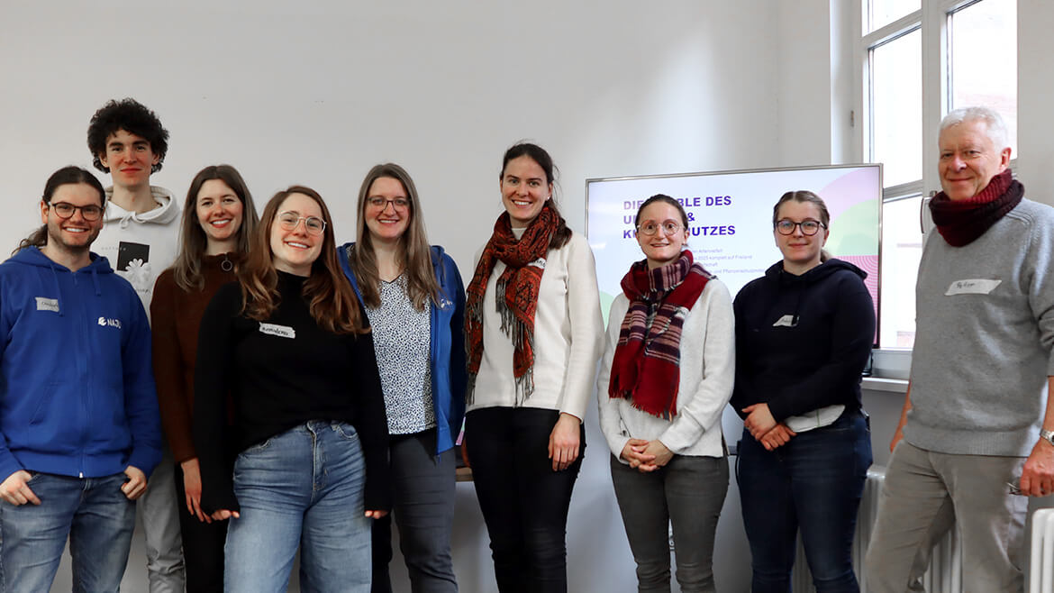 In Fürth stehen vor einer Tafel stehen Jugendliche für ein Gruppenfoto zusammen