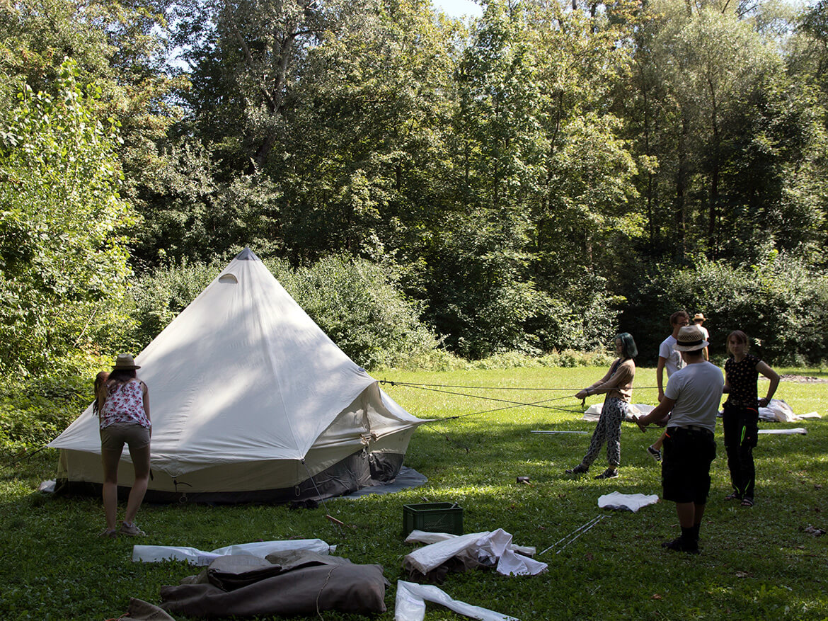 Gemeinsam werden die ersten Zelte errichtet