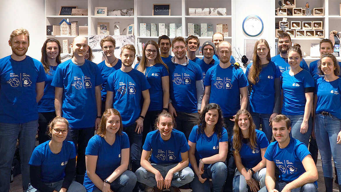 Gruppenfoto der LBV-Hochschulgruppe München mit blauen T-Shirts mit der Aufschrift Think global, Act local
