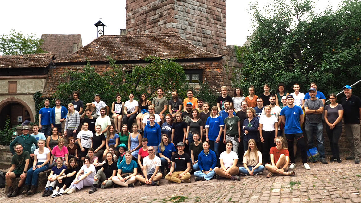 Gruppenfoto mit sehr vielen jungen Aktiven, viele davon tragen LBV- oder NAJU-Shirts