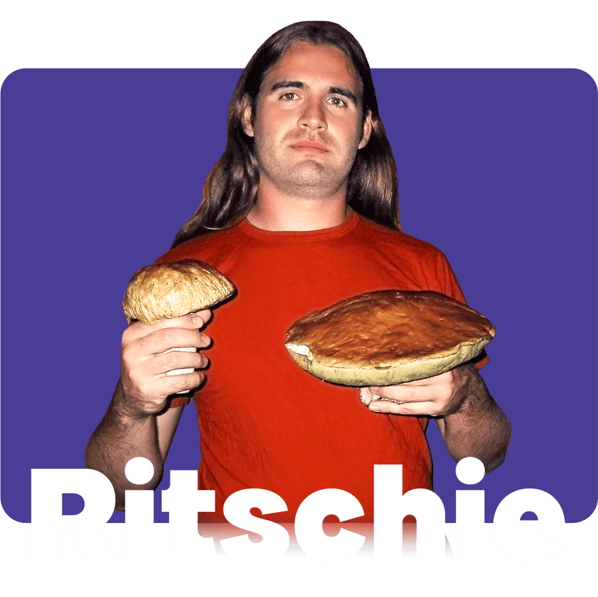 Portrait Ritschie: Ritschie mit langen Haaren und zwei risiegen Pilzen in der Hand