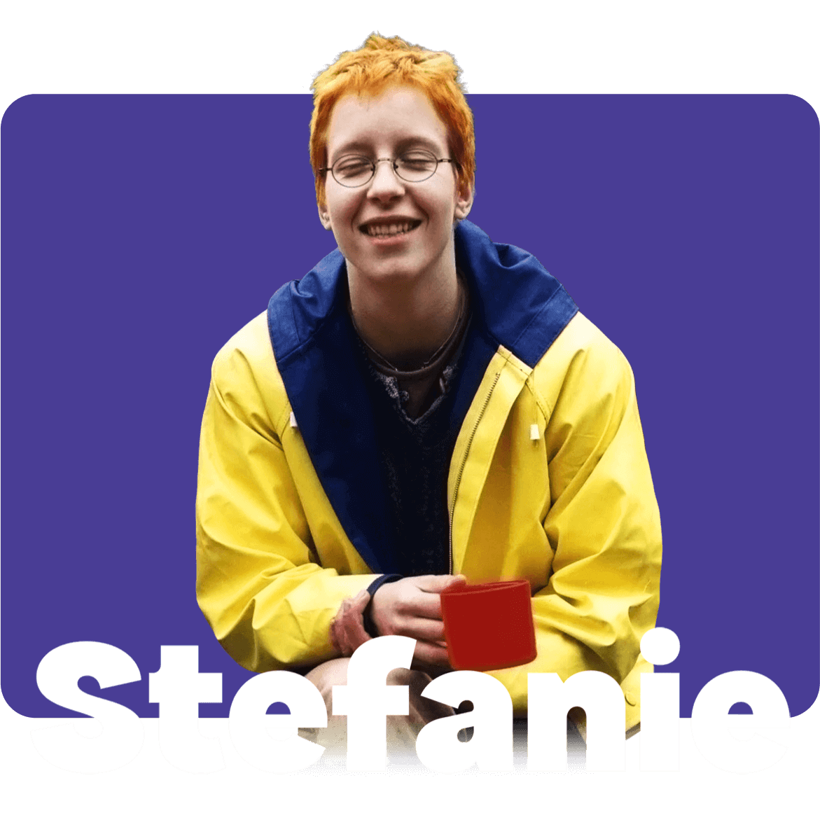 Porttrait Stefanie: lächelnde Stefanie mit ihrem ikonischen gelben Regenmantel
